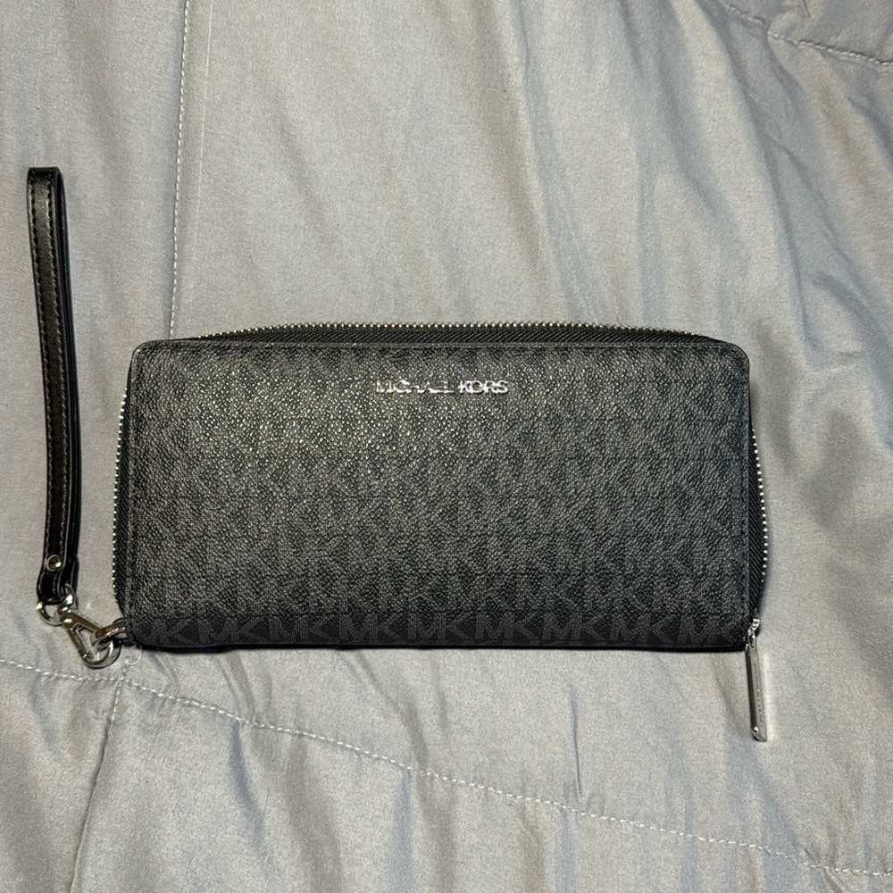 Michael Kors jet set travel continental wallet
